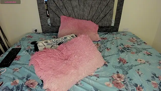 Laurasofia01 online show from 04/09/26, 03:17