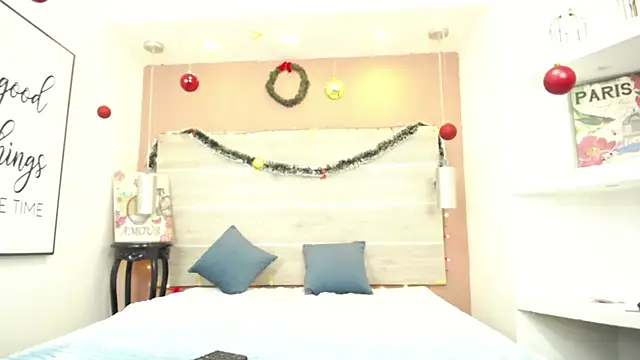 Snapshot of AlexandraCambell chatting on 12/14/25, 09:03 AlexandraCambell online show from 12/14/25, 09:03