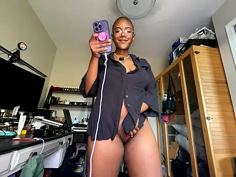 Snapshot of aliasyourfav chatting on 10/19/25, 09:04 aliasyourfav online show from 10/19/25, 09:04