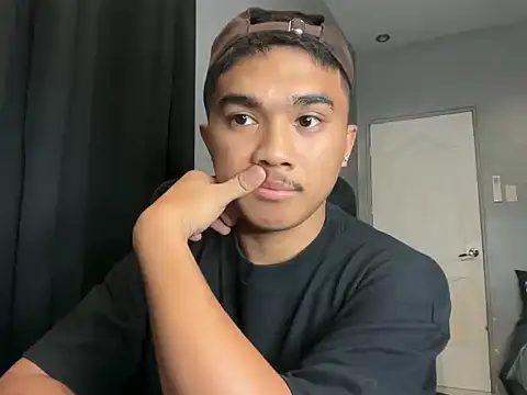 Snapshot of pinoyAdrianneXXX chatting on 05/04/26, 10:00 pinoyAdrianneXXX online show from 05/04/26, 10:00