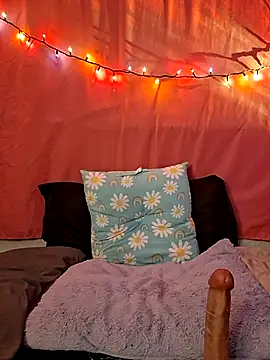 Snapshot of PeachyAriel chatting on 10/13/25, 01:16 PeachyAriel online show from 10/13/25, 01:16