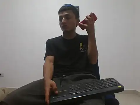 Snapshot of yissus_20_ chatting on 11/25/25, 10:43 yissus 20 online show from 11/25/25, 10:43