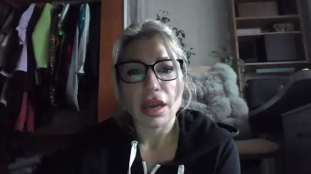 Snapshot of fox_red_lady7 chatting on 11/17/25, 10:21 fox red lady7 online show from 11/17/25, 10:21