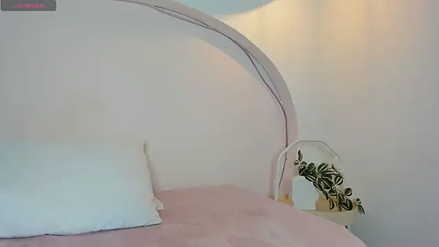 Snapshot of sweetluu_ chatting on 09/24/25, 07:39 sweetluu online show from 09/24/25, 07:39