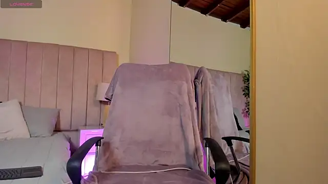 Snapshot of Mia_mtnz02 chatting on 09/11/25, 03:56 Mia mtnz02 online show from 09/11/25, 03:56