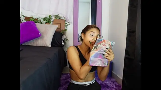 Snapshot of Natzury chatting on 11/06/25, 01:45 Natzury online show from 11/06/25, 01:45