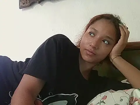 Snapshot of Natzury chatting on 11/22/25, 03:33 Natzury online show from 11/22/25, 03:33