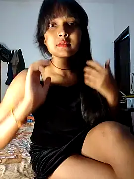 Snapshot of RAYI_Queen_2 chatting on 10/19/25, 06:52 RAYI Queen 2 online show from 10/19/25, 06:52