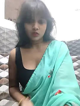 Snapshot of RAYI_Queen_2 chatting on 10/21/25, 06:08 RAYI Queen 2 online show from 10/21/25, 06:08