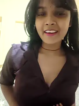 Snapshot of RAYI_Queen_2 chatting on 11/10/25, 07:24 RAYI Queen 2 online show from 11/10/25, 07:24