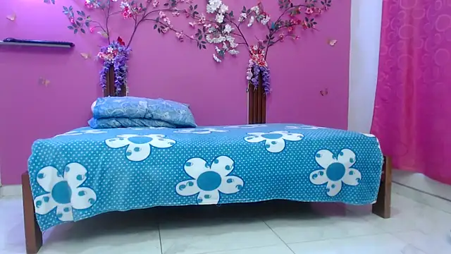 skinnybarbie022 online show from 04/18/26, 12:58