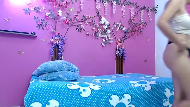 skinnybarbie022 online show from 05/18/26, 12:18