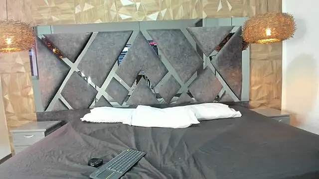 Selene  Lopez  online show from 04/15/26, 09:26