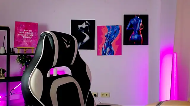 Charlotte Colinss online show from 11/07/25, 04:23