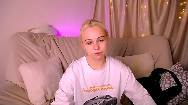 Charlotte Colinss online show from 11/13/25, 04:06