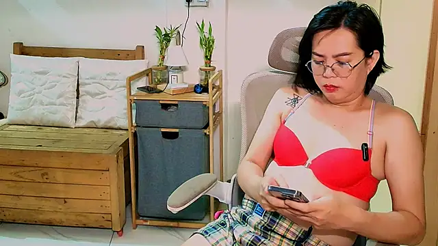 Snapshot of moriliciousxxx chatting on 04/24/26, 12:57 moriliciousxxx online show from 04/24/26, 12:57