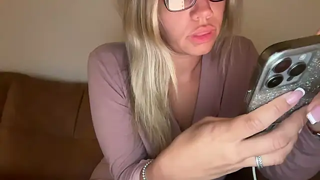 prettyykitty22 online show from 09/21/25, 08:38