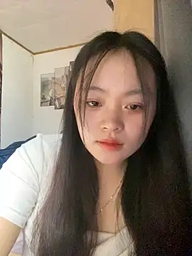 Julia-Elsa online show from 10/28/25, 04:27