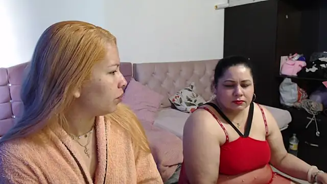 Snapshot of MISTRESSMILF40 chatting on 12/17/25, 01:06 MISTRESSMILF40 online show from 12/17/25, 01:06