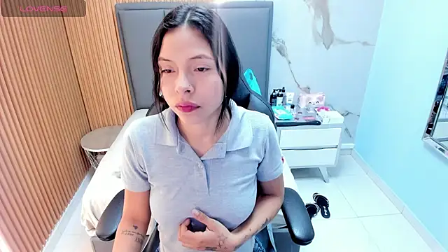 Snapshot of Isisleroy1 chatting on 10/17/25, 02:37 Isisleroy1 online show from 10/17/25, 02:37