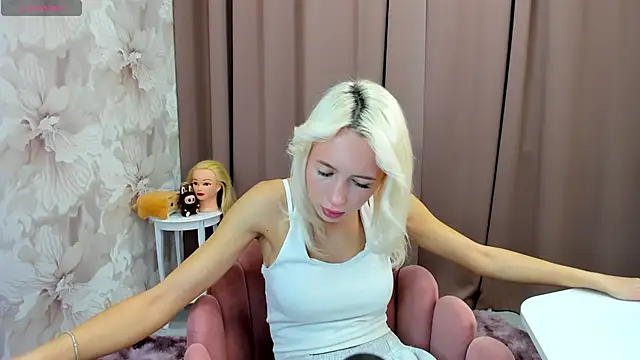 cute luucy online show from 10/17/25, 03:20