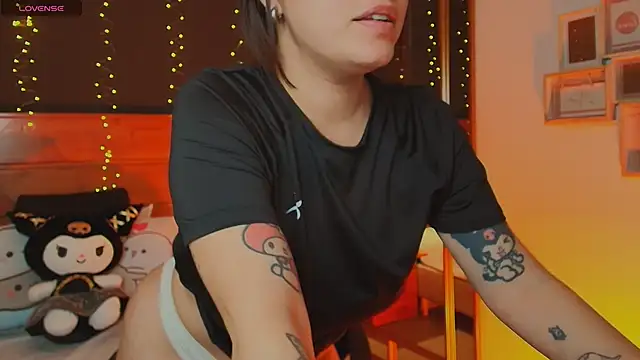 Snapshot of hanna_kimura chatting on 11/13/25, 02:54 hanna kimura online show from 11/13/25, 02:54