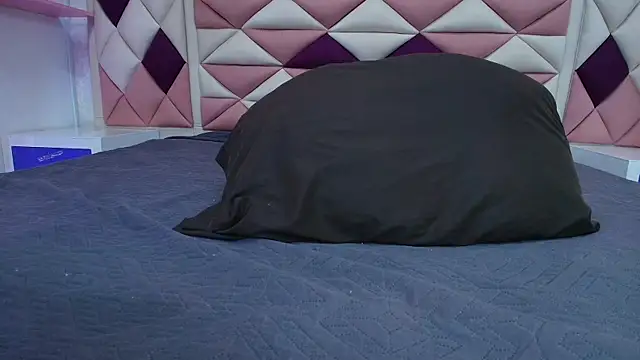 valecastro  online show from 10/10/25, 07:13