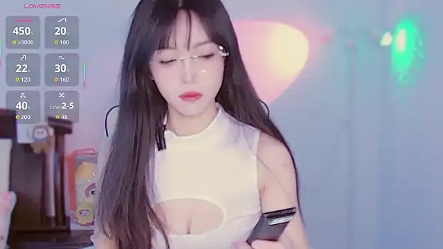 Snapshot of XiaoNana_ chatting on 12/15/25, 01:32 XiaoNana online show from 12/15/25, 01:32