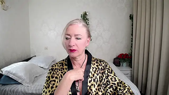 hunters woman online show from 02/11/26, 03:22