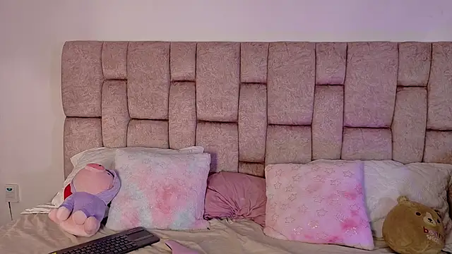 Snapshot of LolaYun chatting on 09/23/25, 12:19 LolaYun online show from 09/23/25, 12:19