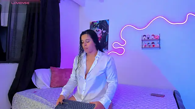 Snapshot of Dilan_and_Mia chatting on 11/07/25, 02:33 Dilan and Mia online show from 11/07/25, 02:33