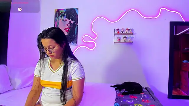 Snapshot of Dilan_and_Mia chatting on 11/19/25, 02:33 Dilan and Mia online show from 11/19/25, 02:33