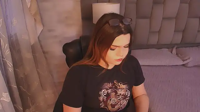 Snapshot of Maxxxine1 chatting on 11/06/25, 11:00 Maxxxine1 online show from 11/06/25, 11:00