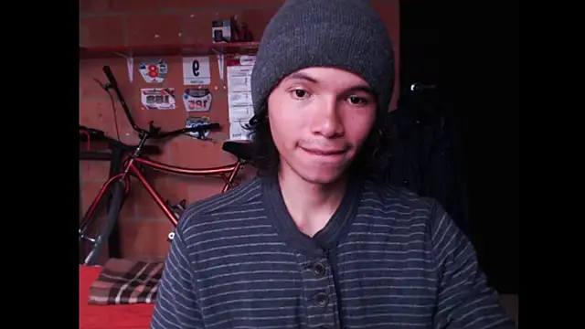 Snapshot of Xoxo_Smiles chatting on 09/24/25, 08:45 Xoxo Smiles online show from 09/24/25, 08:45