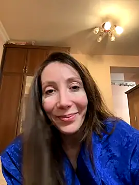 Snapshot of HellaryTourent chatting on 11/25/25, 03:01 HellaryTourent online show from 11/25/25, 03:01