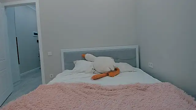 yuna loon online show from 10/30/25, 01:56