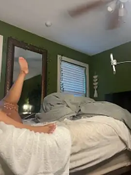 Snapshot of caramel__cremes chatting on 11/17/25, 01:28 caramel cremes online show from 11/17/25, 01:28