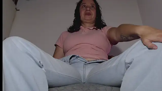 Snapshot of Milf_Valeria chatting on 02/16/26, 04:14 Milf Valeria online show from 02/16/26, 04:14