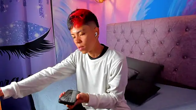 Snapshot of MaxiWildd chatting on 10/10/25, 12:48 MaxiWildd online show from 10/10/25, 12:48