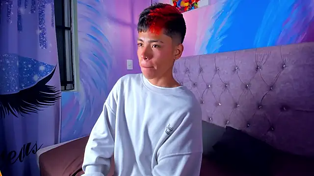 Snapshot of MaxiWildd chatting on 10/11/25, 12:47 MaxiWildd online show from 10/11/25, 12:47