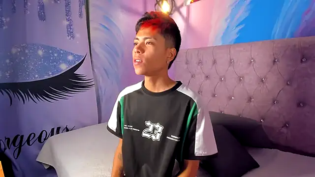 Snapshot of MaxiWildd chatting on 10/15/25, 12:49 MaxiWildd online show from 10/15/25, 12:49