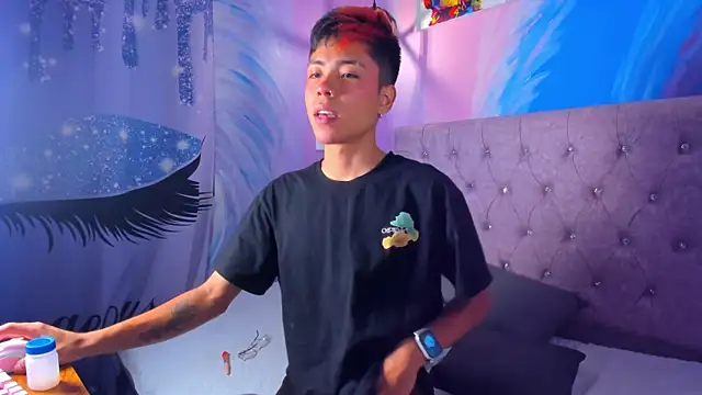 Snapshot of MaxiWildd chatting on 10/20/25, 01:44 MaxiWildd online show from 10/20/25, 01:44