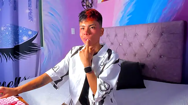 Snapshot of MaxiWildd chatting on 10/25/25, 12:56 MaxiWildd online show from 10/25/25, 12:56