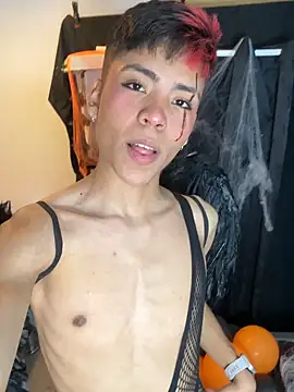 Snapshot of MaxiWildd chatting on 10/31/25, 01:45 MaxiWildd online show from 10/31/25, 01:45