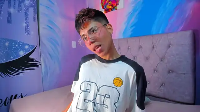 Snapshot of MaxiWildd chatting on 11/13/25, 01:10 MaxiWildd online show from 11/13/25, 01:10