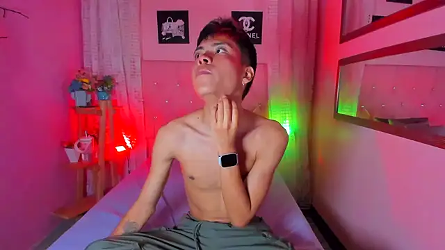 Snapshot of MaxiWildd chatting on 11/18/25, 01:04 MaxiWildd online show from 11/18/25, 01:04