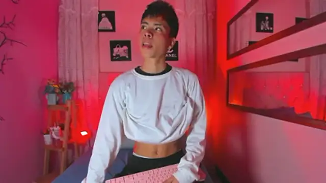 Snapshot of MaxiWildd chatting on 11/22/25, 01:10 MaxiWildd online show from 11/22/25, 01:10