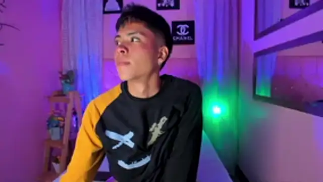 Snapshot of MaxiWildd chatting on 11/24/25, 01:00 MaxiWildd online show from 11/24/25, 01:00