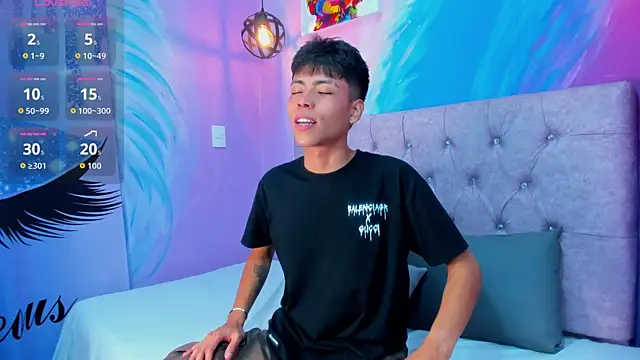 Snapshot of MaxiWildd chatting on 03/26/26, 01:06 MaxiWildd online show from 03/26/26, 01:06