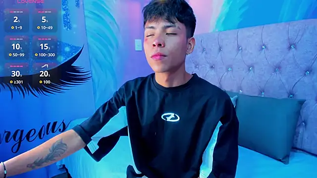 Snapshot of MaxiWildd chatting on 03/28/26, 01:11 MaxiWildd online show from 03/28/26, 01:11